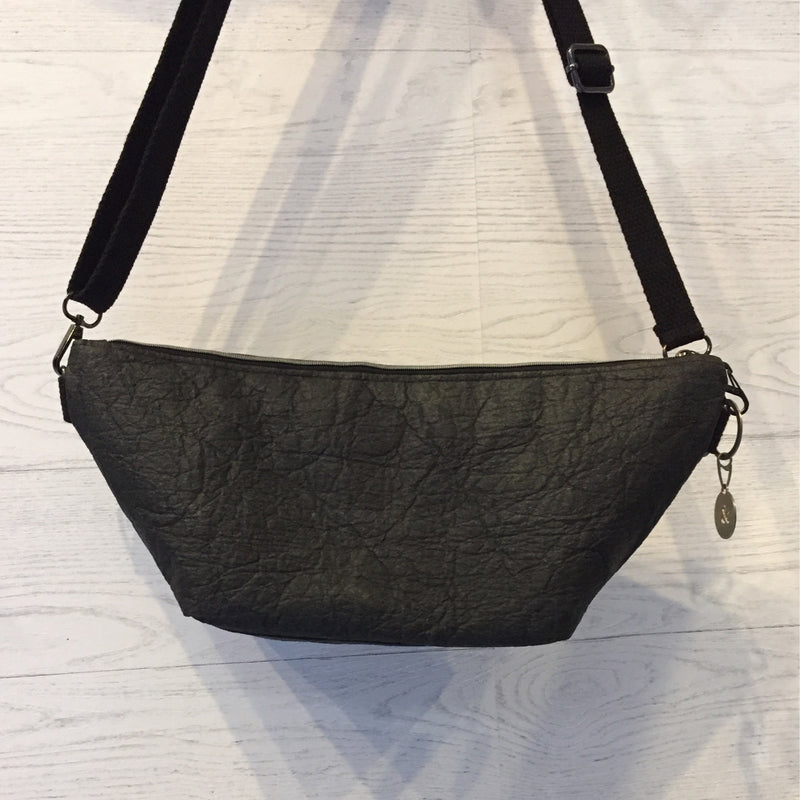 [&] Crossbody Boat Black Pineapple Leather
